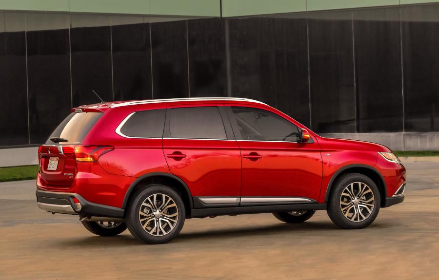  Mitsubishi Outlander 2015 года  (US) (фото 22 из 41)